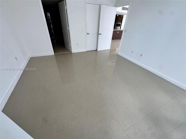 Building Photo - 495 Brickell Ave