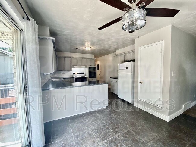 Building Photo - 3024 SW 66th St