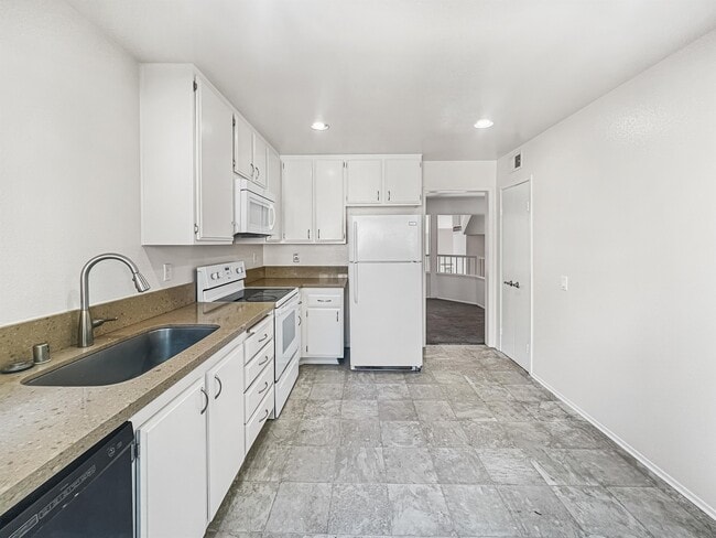 Building Photo - 3312 Caminito Eastbluff