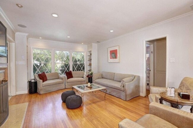 Building Photo - 3076 Earlmar Dr