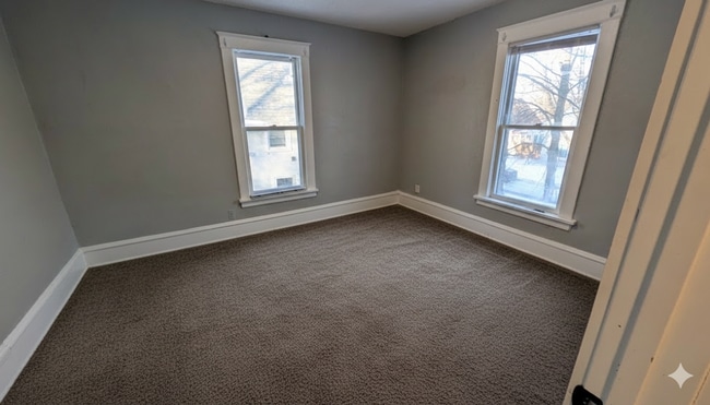 Building Photo - Come home to this great single family home with tons of charm and a beautiful yard