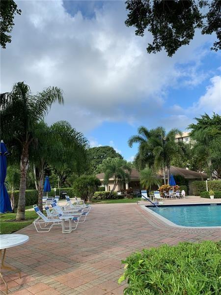 Building Photo - 2901 S Palm Aire Dr
