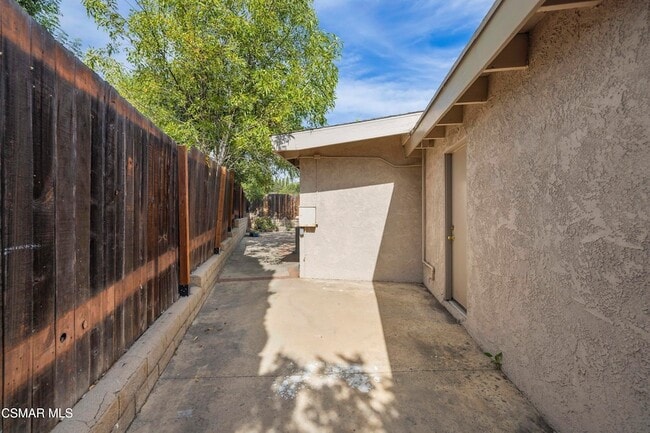Building Photo - 865 E Hillcrest Dr