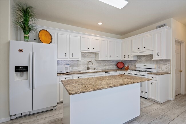 Building Photo - 2060 Glencove Dr