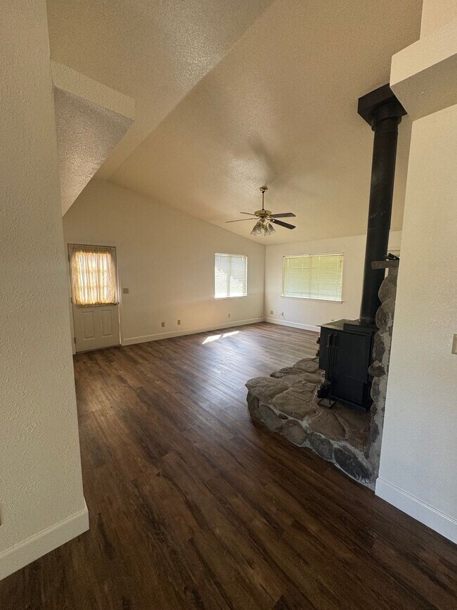 Building Photo - 3 BEDROOM HOME IN COUNTRY SETTING