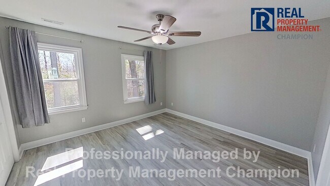 Building Photo - Beautifully 2 BD/1.5 BA End Unit Townhouse w/Garage