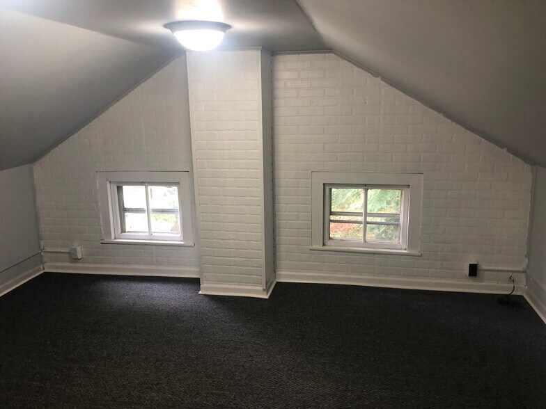 Building Photo - 141 E Maple Ave