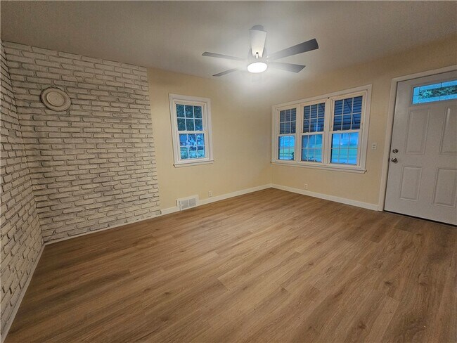 Building Photo - 247 W Hickory St