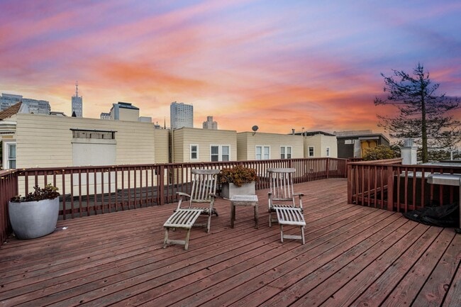 Building Photo - Gorgeous 4BR/2.5BA Nob Hill Home with Shar...