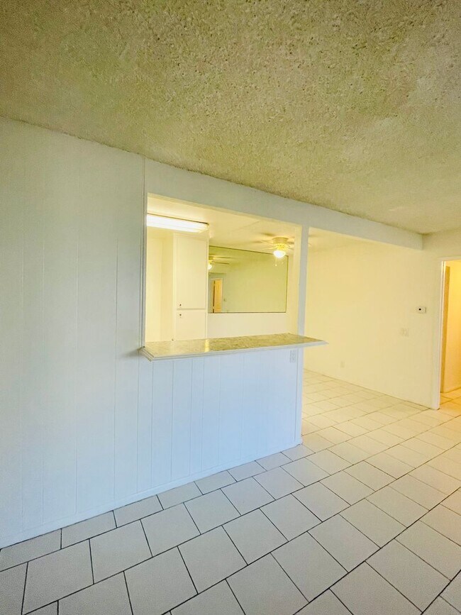 Building Photo - Charming 2-Bedroom, 1.75-Bathroom Unit with Garage, Patio & Community Amenities!