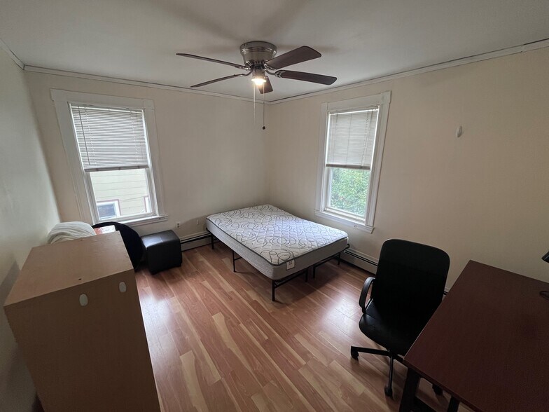 Corner room - 249 Boston Ave