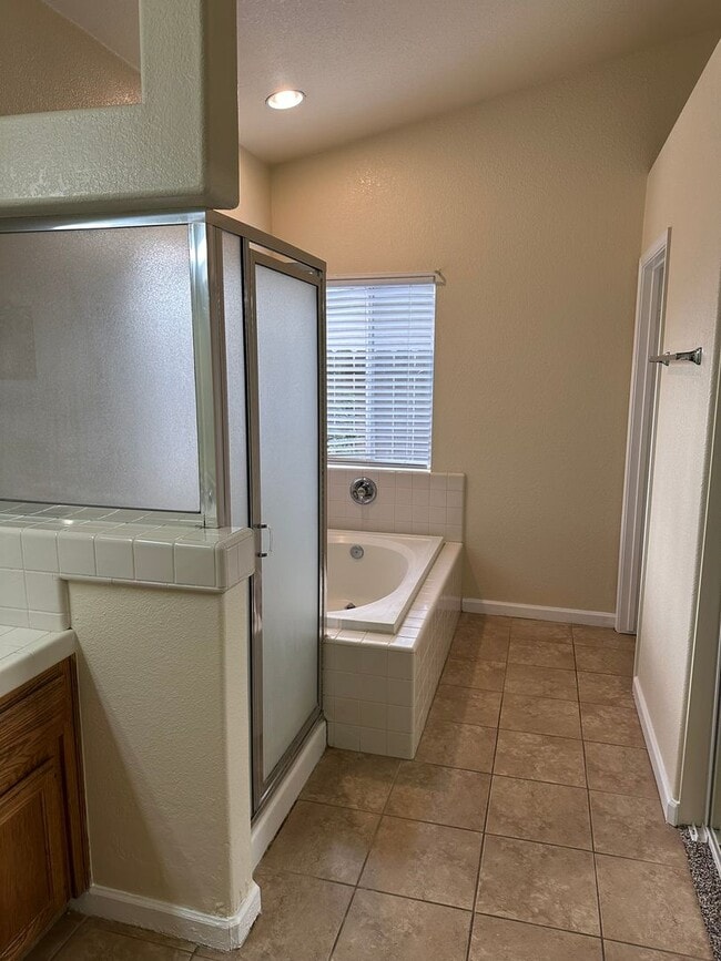 Building Photo - 3/2 Granville in NW Fresno. 3 car garage a...