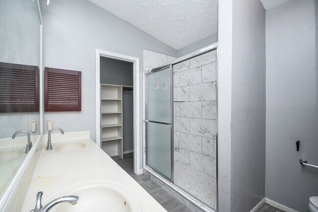 Building Photo - 15310 Barbarossa Dr