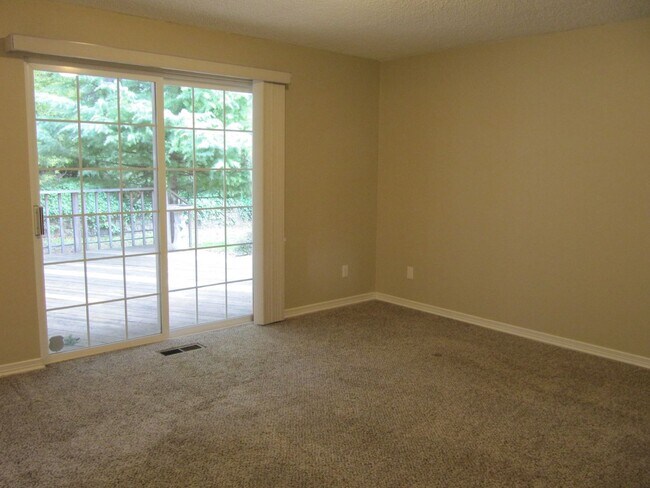 Building Photo - Three Bedroom Home in South Salem