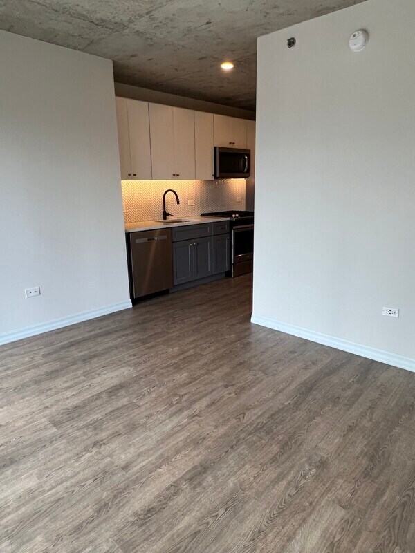 Building Photo - 603 N Wells St