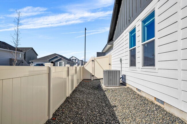 Building Photo - Lovely Meridian Home