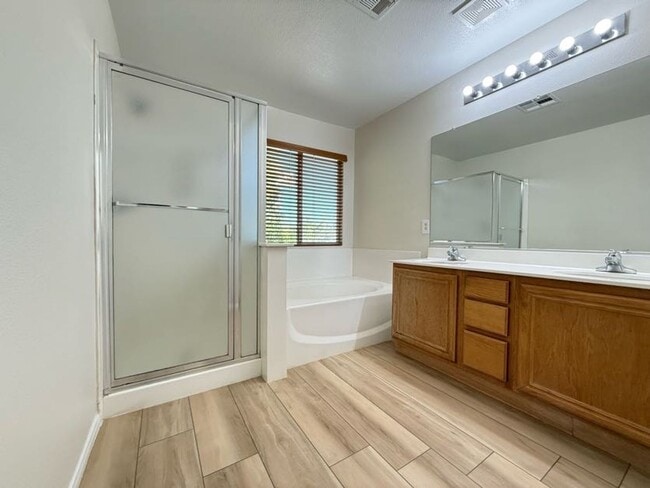 Building Photo - 4 Bedrooms, Den, and Loft