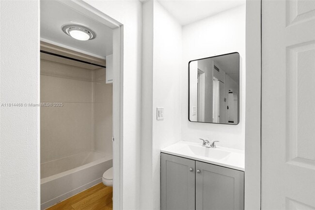 Building Photo - 15007 Coconut Ct