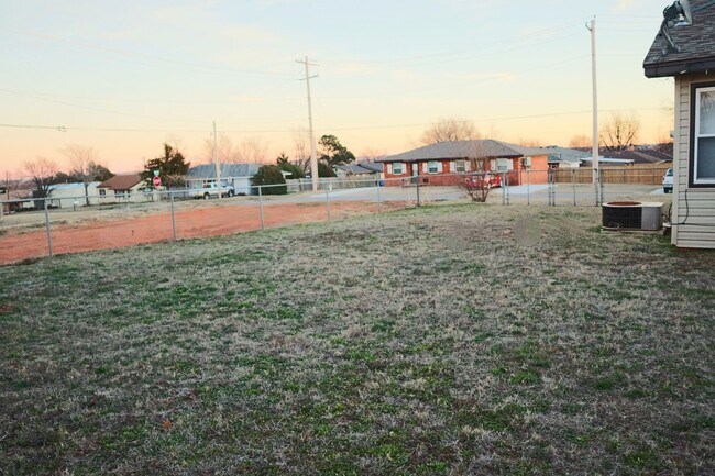 Building Photo - Cute and Clean 2 bedroom near SWOSU