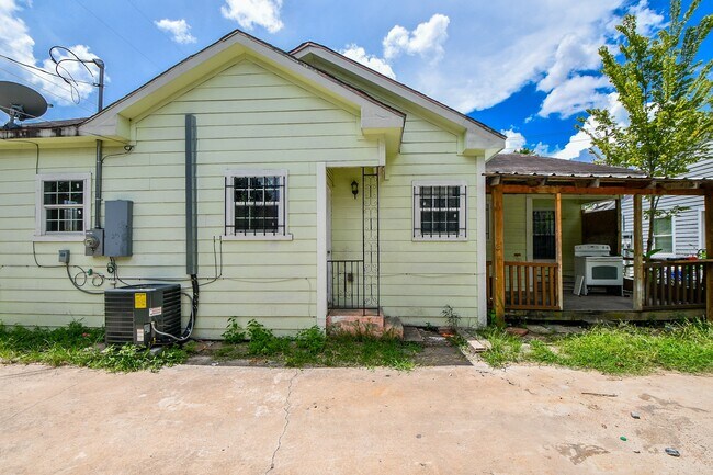 Building Photo - 3319 Holman St