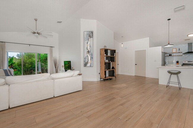 Building Photo - Exquisite Pool Home in Alhambra – Pembroke...