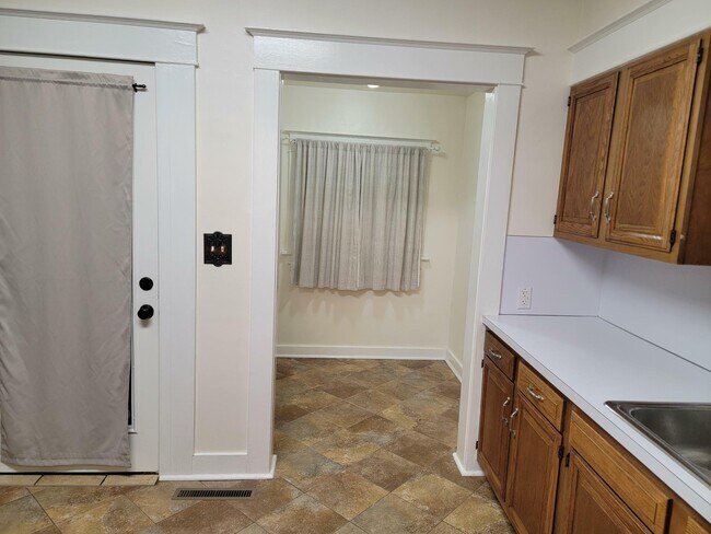 Building Photo - 3709 Hoyt Ave