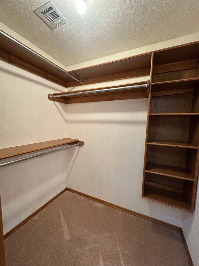 Building Photo - 4 Bed, 2.5 Bath Brick home with 2 car garage