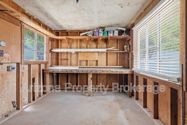 Building Photo - 4640 E Oak St