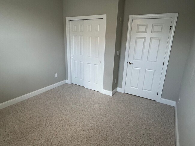 Building Photo - 2 Bedroom | 2 Bathroom Corner Unit Townhom...