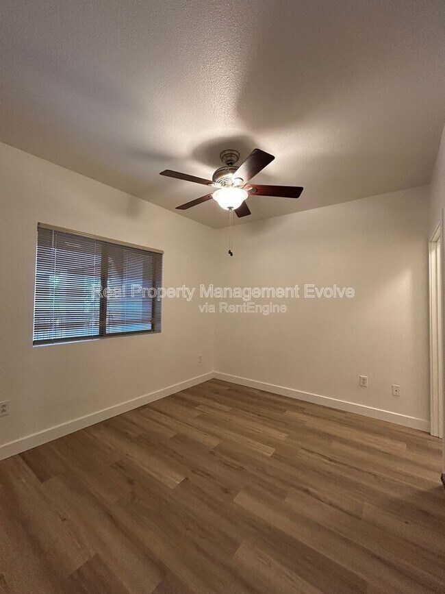 Building Photo - 920 E Devonshire Ave