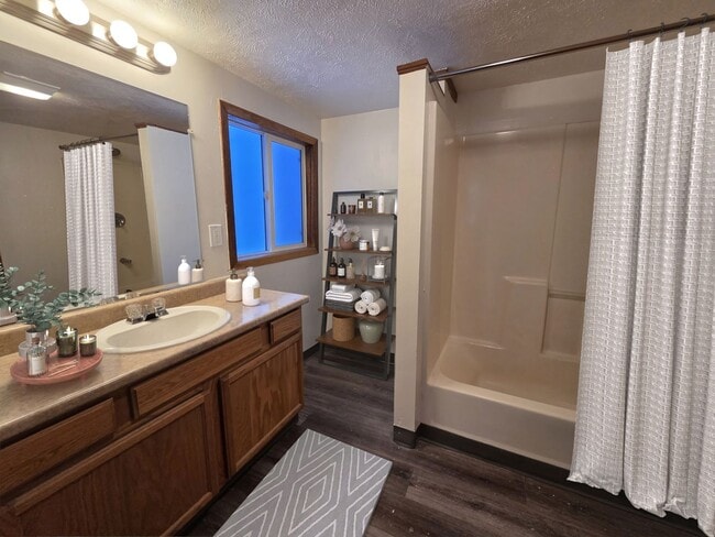 Building Photo - $1,750.00 – 2 Bed / 2 Bath Home with Fenced Yard, Fireplace, and Garage