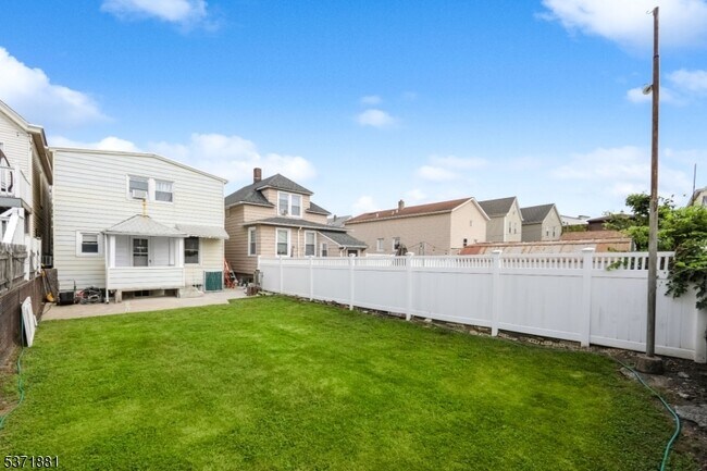 Building Photo - 38 Semel Ave