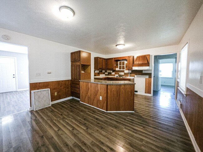 Building Photo - 3 Bedroom/2 Bathroom House For Rent in Elb...
