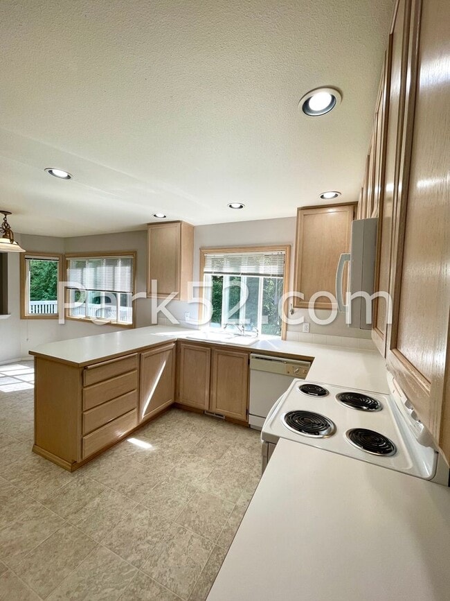 Building Photo - 4 Bedroom Single Family Home in Gig Harbor...