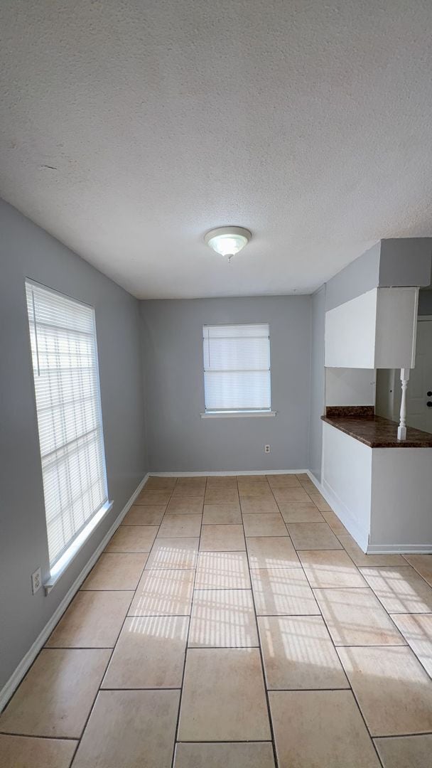 Building Photo - Spacious 3BR/2BA Duplex with Large Backyard – Memphis