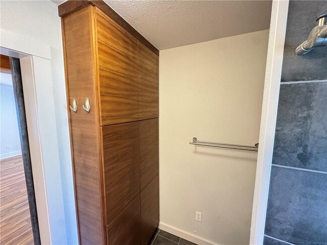 Building Photo - 320 S Washington Ave