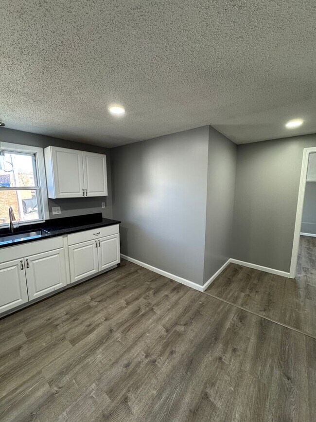 Building Photo - 1036 Chicopee St