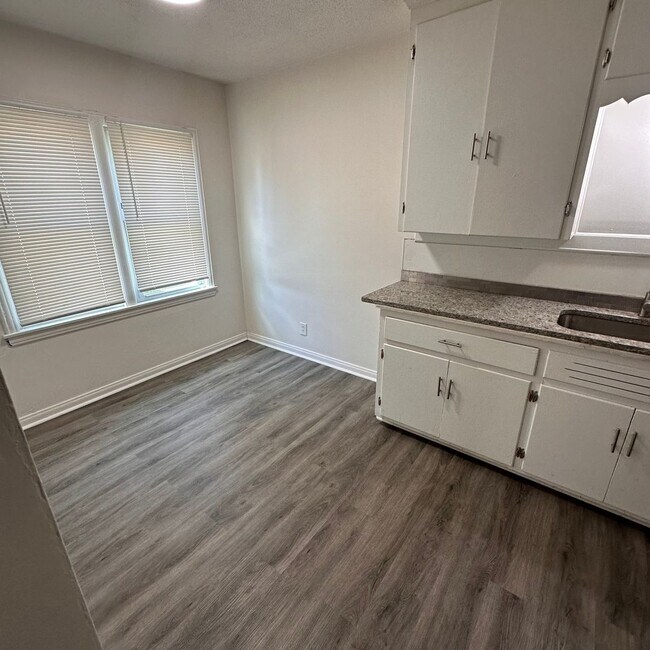 Building Photo - $525 - 1 bed / 1 bath - Duplex