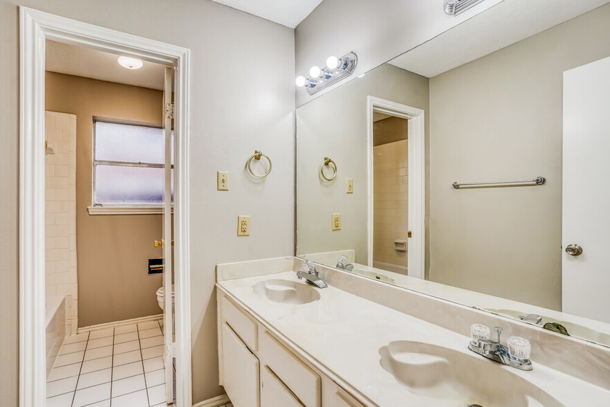 Building Photo - 3202 Palm Desert Ln