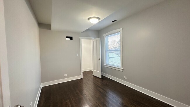 Building Photo - 5226 N Bernard St