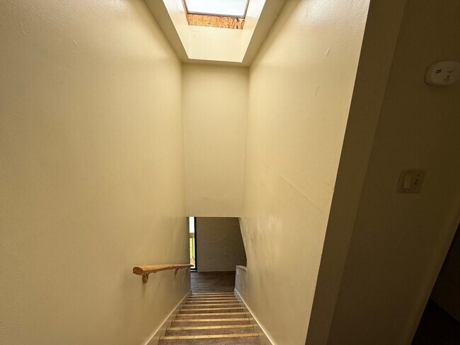 Building Photo - 3-bedroom, 1.5-bathroom townhome close to ...