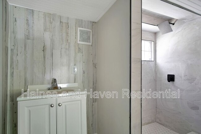 Building Photo - 658 Avenue B NW