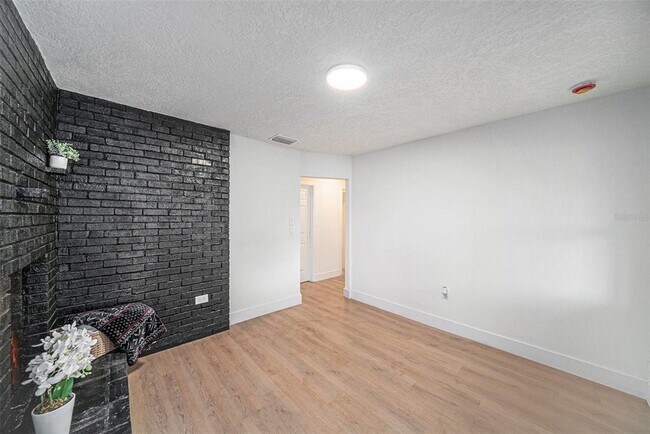 Building Photo - 3812 W Rogers Ave