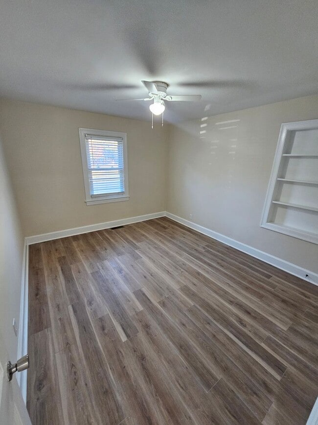 Building Photo - 610 Lynwood Ave NE