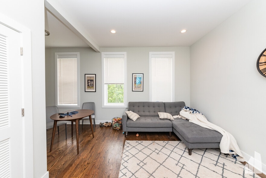 Building Photo - 2145 W Webster Ave