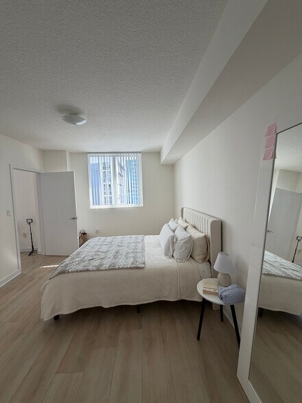 Building Photo - 615 NE 25th St