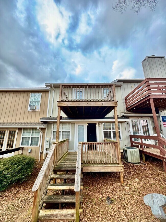 Building Photo - Available NOW -104 PIneridge