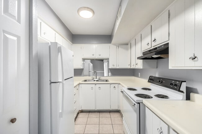 Building Photo - 2413 W Hazelwood St