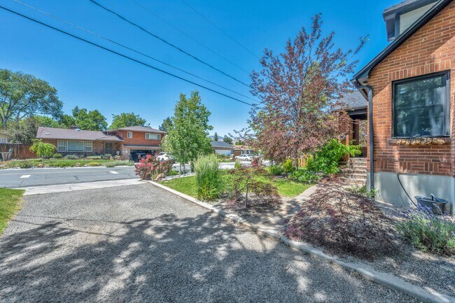 Building Photo - Charming Modern Industrial Fully Furnished Home for Lease