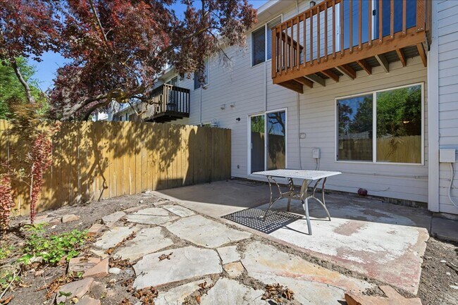 Building Photo - 3 Bedroom 2.5 Bathroom Townhouse in Southeast Boise